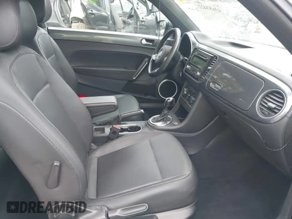 ✅ 2014 Volkswagen Beetle 2.5L • VIN: 3VWJP7ATXEM627288 • Lot: 43653422. Wystawiony na IAAI z przebiegiem 331 072 mil. Bezpłatny archiwum sprzedaży aukcyjnych z USA i szczegółowy raport historii pojazdu na DreamBid. Zdjęcie 5.