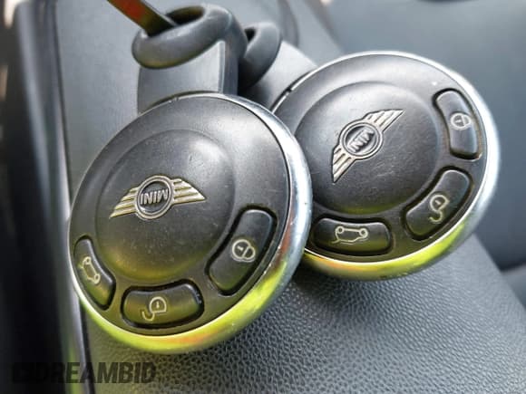 ✅ 2011 MINI Convertible • VIN: WMWZN3C55BT133207 • Lot: 42930217. Wystawiony na IAAI z przebiegiem 108 215 mil. Bezpłatny archiwum sprzedaży aukcyjnych z USA i szczegółowy raport historii pojazdu na DreamBid. Zdjęcie 11.