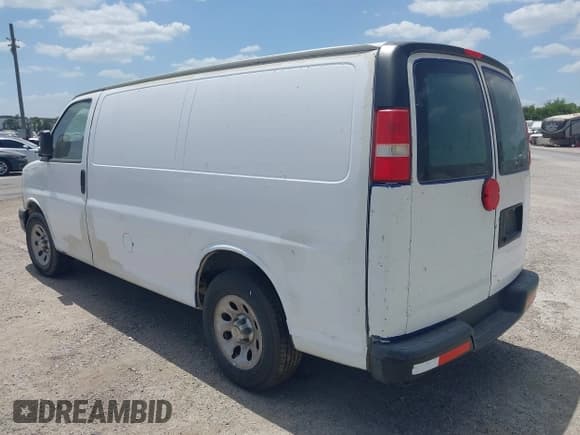 ✅ 2013 Chevrolet Express Cargo • VIN: 1GCSGAFX9D1179623 • Lot: 42405699. Wystawiony na IAAI z przebiegiem 213 830 mil. Bezpłatny archiwum sprzedaży aukcyjnych z USA i szczegółowy raport historii pojazdu na DreamBid. Zdjęcie 3.