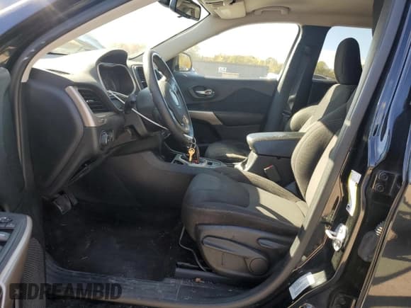 ✅ 2017 Jeep Cherokee Latitude • VIN: 1C4PJLCBXHW644477 • Lot: 86299595. Wystawiony na Copart z przebiegiem 123 838 mil. Bezpłatny archiwum sprzedaży aukcyjnych z USA i szczegółowy raport historii pojazdu na DreamBid. Zdjęcie 7.