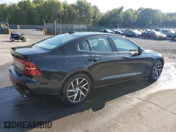 ✅ 2019 Volvo S60 Momentum • VIN: 7JRA22TK5KG004726 • Lot: 80131225. Wystawiony na Copart z przebiegiem 81 206 mil. Bezpłatny archiwum sprzedaży aukcyjnych z USA i szczegółowy raport historii pojazdu na DreamBid. Zdjęcie 3.