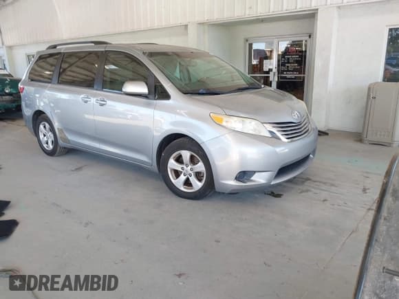 ✅ 2015 Toyota Sienna LE • VIN: 5TDKK3DC2FS532946 • Lot: 43737580. Listed on IAAI with 57,527 mi. Free auction sales archive from the USA and detailed vehicle history report at DreamBid. Image 1.