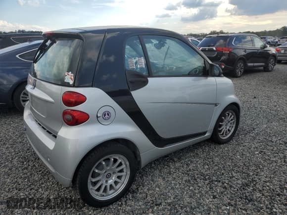 ✅ 2012 Smart fortwo Pure • VIN: WMEEJ3BA1CK530210 • Lot: 73856304. Wystawiony na Copart z przebiegiem Nie podano. Bezpłatny archiwum sprzedaży aukcyjnych z USA i szczegółowy raport historii pojazdu na DreamBid. Zdjęcie 3.