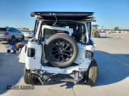 ✅ 2022 Jeep Wrangler Unlimited Sahara • VIN: 1C4HJXEN2NW240393 • Lot: 86447975. Wystawiony na Copart z przebiegiem Nie podano. Bezpłatny archiwum sprzedaży aukcyjnych z USA i szczegółowy raport historii pojazdu na DreamBid. Zdjęcie 6.