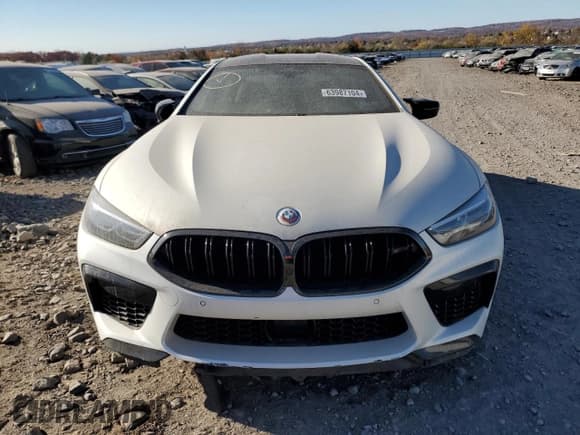 ✅ 2022 BMW M8 Competition • VIN: WBSGV0C02NCG77628 • Lot: 63987104. Wystawiony na Copart z przebiegiem 27 711 mil. Bezpłatny archiwum sprzedaży aukcyjnych z USA i szczegółowy raport historii pojazdu na DreamBid. Zdjęcie 5.