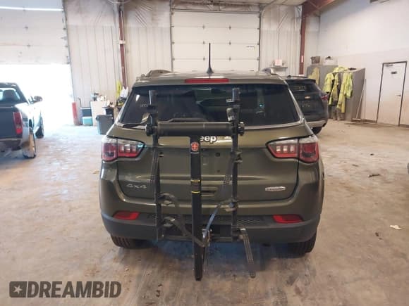 ✅ 2018 Jeep Compass Latitude • VIN: 3C4NJDBBXJT301159 • Lot: 43319630. Wystawiony na IAAI z przebiegiem 98 956 mil. Bezpłatny archiwum sprzedaży aukcyjnych z USA i szczegółowy raport historii pojazdu na DreamBid. Zdjęcie 16.