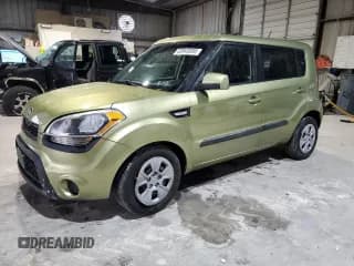 ✅ 2013 Kia Soul • VIN: KNDJT2A50D7524280 • Лот: 83943095. Опубликован ранее на Copart с пробегом 158 275 миль. Бесплатный доступ к архиву аукционных продаж из США и подробный отчёт об истории автомобиля на DreamBid. Изображение 1.