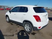 ✅ 2020 Chevrolet Trax LS • VIN: 3GNCJKSBXLL183393 • Lot: 43628511. Wystawiony na IAAI z przebiegiem 133 535 mil. Bezpłatny archiwum sprzedaży aukcyjnych z USA i szczegółowy raport historii pojazdu na DreamBid. Zdjęcie 3.