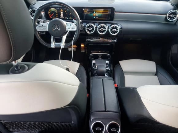 ✅ 2020 Mercedes-Benz A 35 AMG • VIN: W1K3G5BB5LJ217701 • Lot: 50101185. Wystawiony na Copart z przebiegiem 53 829 mil. Bezpłatny archiwum sprzedaży aukcyjnych z USA i szczegółowy raport historii pojazdu na DreamBid. Zdjęcie 8.