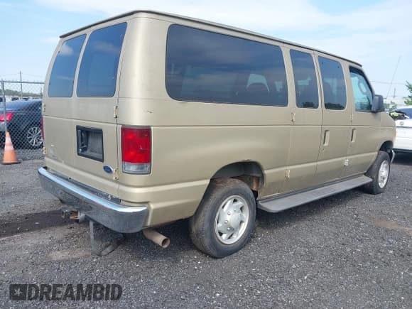✅ 2007 Ford Econoline Passenger XL • VIN: 1FBNE31L07DA62510 • Лот: 42576856. Опубликован ранее на IAAI с пробегом 231 376 миль. Бесплатный доступ к архиву аукционных продаж из США и подробный отчёт об истории автомобиля на DreamBid. Изображение 4.