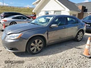 ✅ 2012 Chrysler 200 Touring • VIN: 1C3CCBBG1CN329232 • Лот: 86214135. Опубликован ранее на Copart с пробегом 146 488 миль. Бесплатный доступ к архиву аукционных продаж из США и подробный отчёт об истории автомобиля на DreamBid. Изображение 1.