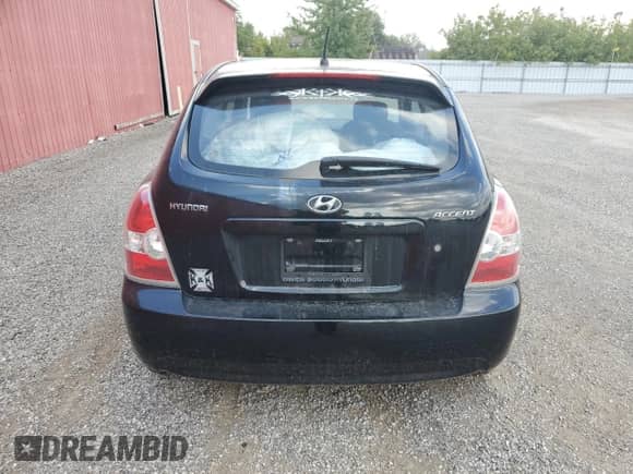 2010 Hyundai Accent GL z VIN KMHCN3BC6AU177195, wystawiony jako Copart lot #70585254 z przebiegiem 318 686 mil mil oraz Czysty tytuł • Clean title. Historia ofert i sprzedaży dostępna na DreamBid. Obrazek 6.