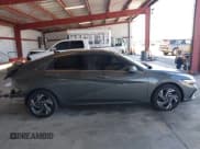 ✅ 2025 Hyundai Elantra Limited • VIN: KMHLN4DJ3SU133402 • Лот: 43040763. Опубликован ранее на IAAI с пробегом 1 677 миль. Бесплатный доступ к архиву аукционных продаж из США и подробный отчёт об истории автомобиля на DreamBid. Изображение 14.