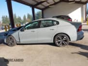 ✅ 2024 Volvo S60 Core Dark Theme • VIN: 7JRL12FK2RG318951 • Lot: 43394901. Wystawiony na IAAI z przebiegiem 18 608 mil. Bezpłatny archiwum sprzedaży aukcyjnych z USA i szczegółowy raport historii pojazdu na DreamBid. Zdjęcie 15.