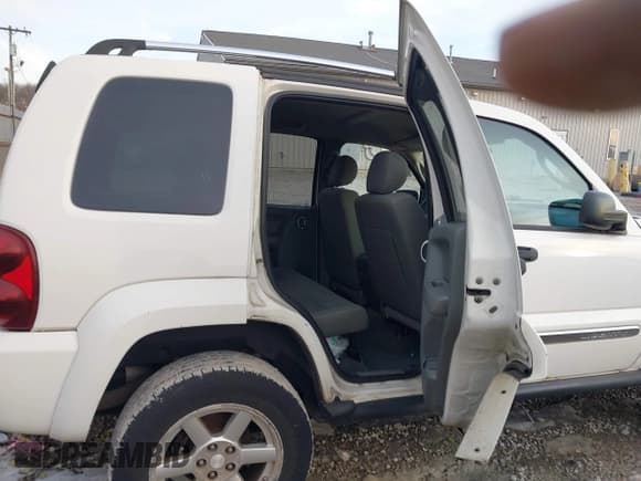 ✅ 2005 Jeep Liberty Limited • VIN: 1J4GL58K05W720079 • Lot: 43874348. Wystawiony na IAAI z przebiegiem 158 239 mil. Bezpłatny archiwum sprzedaży aukcyjnych z USA i szczegółowy raport historii pojazdu na DreamBid. Zdjęcie 8.