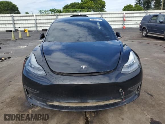 ✅ 2019 Tesla Model 3 Mid Range • VIN: 5YJ3E1EA9KF410631 • Lot: 70692665. Wystawiony na Copart z przebiegiem Nie podano. Bezpłatny archiwum sprzedaży aukcyjnych z USA i szczegółowy raport historii pojazdu na DreamBid. Zdjęcie 5.