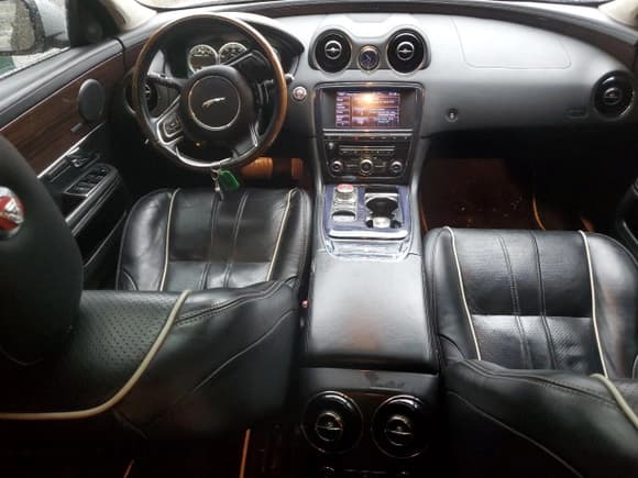 ✅ 2013 Jaguar XJ Portfolio • VIN: SAJWJ2GD6D8V44717 • Lot: 52340635. Wystawiony na Copart z przebiegiem 120 560 mil. Bezpłatny archiwum sprzedaży aukcyjnych z USA i szczegółowy raport historii pojazdu na DreamBid. Zdjęcie 8.