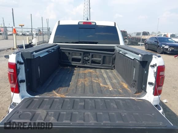 ✅ 2022 Ram 1500 Laramie • VIN: 1C6SRFJT9NN122819 • Lot: 43256952. Wystawiony na IAAI z przebiegiem 52 783 mil. Bezpłatny archiwum sprzedaży aukcyjnych z USA i szczegółowy raport historii pojazdu na DreamBid. Zdjęcie 18.