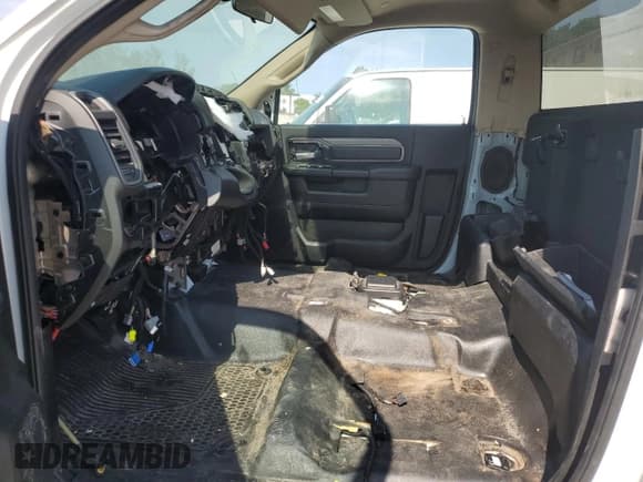 ✅ 2019 Ram 3500 • VIN: 3C7WRSBL1KG553096 • Lot: 57473985. Wystawiony na Copart z przebiegiem Nie podano. Bezpłatny archiwum sprzedaży aukcyjnych z USA i szczegółowy raport historii pojazdu na DreamBid. Zdjęcie 7.