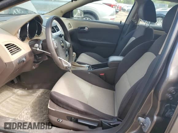 2010 Chevrolet Malibu 1LS z VIN 1G1ZB5E02AF262603, wystawiony jako Copart lot #57138915 z przebiegiem 128 992 mil mil oraz Szkoda całkowita • Salvage title. Historia ofert i sprzedaży dostępna na DreamBid. Obrazek 7.