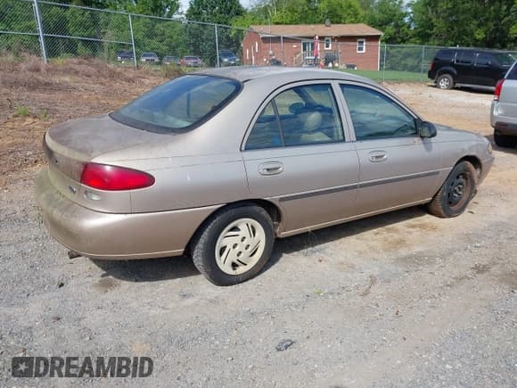 ✅ 1998 Ford Escort LX • VIN: 1FAFP10P3WW234833 • Lot: 42316400. Wystawiony na IAAI z przebiegiem 79 470 mil. Bezpłatny archiwum sprzedaży aukcyjnych z USA i szczegółowy raport historii pojazdu na DreamBid. Zdjęcie 4.