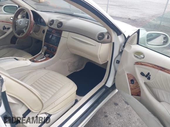 ✅ 2007 Mercedes-Benz CLK 550 • VIN: WDBTK72G37T076197 • Lot: 42646406. Wystawiony na IAAI z przebiegiem 150 421 mil. Bezpłatny archiwum sprzedaży aukcyjnych z USA i szczegółowy raport historii pojazdu na DreamBid. Zdjęcie 5.