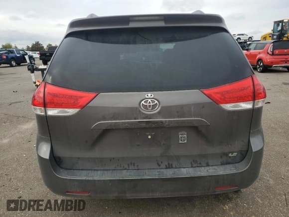 ✅ 2013 Toyota Sienna LE • VIN: 5TDKK3DC0DS351356 • Lot: 90577385. Wystawiony na Copart z przebiegiem 183 215 mil. Bezpłatny archiwum sprzedaży aukcyjnych z USA i szczegółowy raport historii pojazdu na DreamBid. Zdjęcie 6.