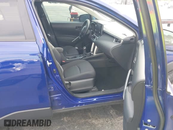 ✅ 2022 Toyota Corolla Cross LE • VIN: 7MUCAAAG9NV009110 • Lot: 43637345. Wystawiony na IAAI z przebiegiem 32 257 mil. Bezpłatny archiwum sprzedaży aukcyjnych z USA i szczegółowy raport historii pojazdu na DreamBid. Zdjęcie 5.