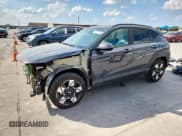 ✅ 2024 Hyundai Kona SEL • VIN: KM8HB3AB7RU122404 • Лот: 82277275. Опубликован ранее на Copart с пробегом 12 869 миль. Бесплатный доступ к архиву аукционных продаж из США и подробный отчёт об истории автомобиля на DreamBid. Изображение 1.