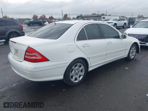 ✅ 2005 Mercedes-Benz C 240 • VIN: WDBRF61J85F576261 • Лот: 43698747. Опубликован ранее на IAAI с пробегом 220 061 миль. Бесплатный доступ к архиву аукционных продаж из США и подробный отчёт об истории автомобиля на DreamBid. Изображение 4.