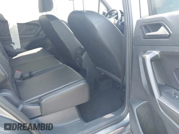 ✅ 2024 Volkswagen Tiguan SE R-Line Black • VIN: 3VVCB7AX2RM212440 • Lot: 43047174. Wystawiony na IAAI z przebiegiem Nie podano. Bezpłatny archiwum sprzedaży aukcyjnych z USA i szczegółowy raport historii pojazdu na DreamBid. Zdjęcie 8.