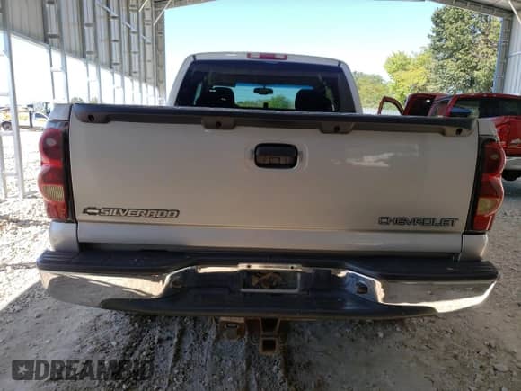 ✅ 2005 Chevrolet Silverado 1500 Z71 • VIN: 1GCEK19B75E118289 • Lot: 72653704. Wystawiony na Copart z przebiegiem 332 872 mil mil. Skorzystaj z bezpłatnego archiwum sprzedaży aukcyjnych z USA i zobacz szczegółowy raport historii pojazdu na DreamBid. Zdjęcie 6.