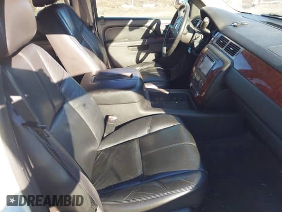 2011 Chevrolet Tahoe LT z VIN 1GNSKBE03BR108187, wystawiony jako IAAI lot #43624016 z przebiegiem 222 436 mil mil oraz . Historia ofert i sprzedaży dostępna na DreamBid. Obrazek 5.