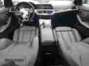 2020 BMW 3 Series 330i xDrive z VIN 3MW5R7J01L8B28368, wystawiony jako Copart lot #90002565 z przebiegiem 98 537 mil mil oraz Szkoda całkowita • Salvage title. Historia ofert i sprzedaży dostępna na DreamBid. Obrazek 8.