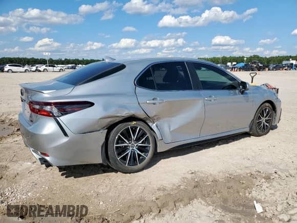 2022 Toyota Camry SE z VIN 4T1G11AK5NU669622, wystawiony jako Copart lot #81820025 z przebiegiem 38 414 mil mil oraz Szkoda całkowita • Salvage title. Historia ofert i sprzedaży dostępna na DreamBid. Obrazek 3.