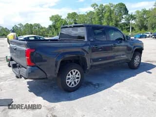 ✅ 2025 Toyota Tacoma SR5 • VIN: 3TMKB5FN8SM029670 • Lot: 43324611. Wystawiony na IAAI z przebiegiem 10 012 mil. Bezpłatny archiwum sprzedaży aukcyjnych z USA i szczegółowy raport historii pojazdu na DreamBid. Zdjęcie 4.