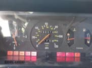 ✅ 1993 Volvo 240 • VIN: YV1AS8809P1487778 • Lot: 42546659. Wystawiony na IAAI z przebiegiem 90 519 mil. Bezpłatny archiwum sprzedaży aukcyjnych z USA i szczegółowy raport historii pojazdu na DreamBid. Zdjęcie 7.