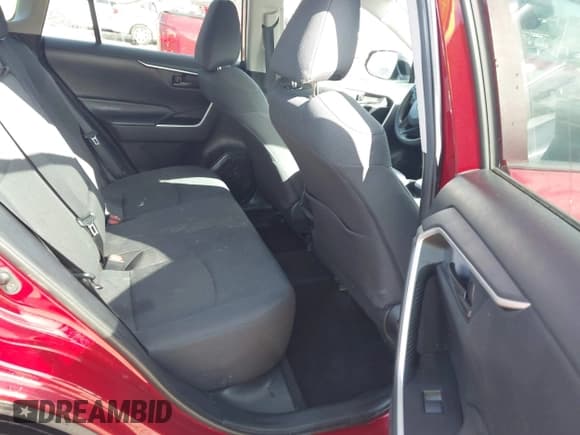 ✅ 2020 Toyota RAV4 LE • VIN: 2T3F1RFV6LW095873 • Lot: 43361711. Wystawiony na IAAI z przebiegiem 81 776 mil. Bezpłatny archiwum sprzedaży aukcyjnych z USA i szczegółowy raport historii pojazdu na DreamBid. Zdjęcie 8.