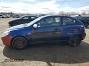 ✅ 2009 Hyundai Accent L • VIN: KMHCN35C29U132116 • Лот: 50988215. Опубликован ранее на Copart с пробегом Не указан. Бесплатный доступ к архиву аукционных продаж из США и подробный отчёт об истории автомобиля на DreamBid. Изображение 1.