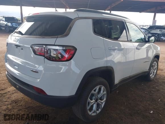 ✅ 2025 Jeep Compass Latitude • VIN: 3C4NJDBNXST504032 • Lot: 43421601. Wystawiony na IAAI z przebiegiem 15 238 mil. Bezpłatny archiwum sprzedaży aukcyjnych z USA i szczegółowy raport historii pojazdu na DreamBid. Zdjęcie 4.