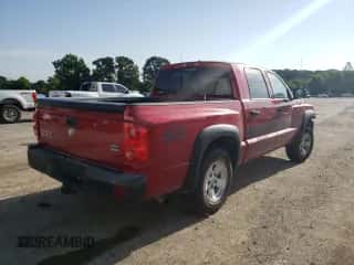 2008 Dodge Dakota SLT z VIN 1D7HW48N48S539736, wystawiony jako Copart lot #57691773 z przebiegiem 154 021 mil mil oraz Szkoda całkowita • Salvage title. Historia ofert i sprzedaży dostępna na DreamBid. Obrazek 3.