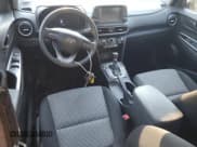 ✅ 2021 Hyundai Kona SE • VIN: KM8K12AA9MU645880 • Лот: 74723704. Опубликован ранее на Copart с пробегом 72 663 миль. Бесплатный доступ к архиву аукционных продаж из США и подробный отчёт об истории автомобиля на DreamBid. Изображение 8.