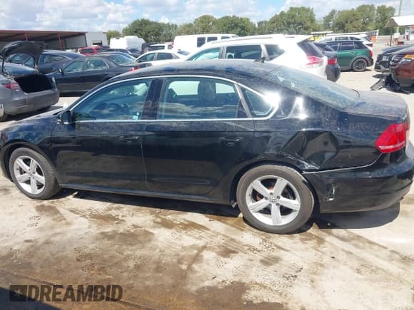 ✅ 2015 Volkswagen Passat S • VIN: 1VWAT7A30FC093068 • Lot: 43309416. Wystawiony na IAAI z przebiegiem 94 913 mil. Bezpłatny archiwum sprzedaży aukcyjnych z USA i szczegółowy raport historii pojazdu na DreamBid. Zdjęcie 14.