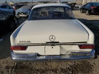 ✅ 1962 Mercedes-Benz 220 • VIN: 11102110036117 • Lot: 87241424. Wystawiony na Copart z przebiegiem 71 007 mil. Bezpłatny archiwum sprzedaży aukcyjnych z USA i szczegółowy raport historii pojazdu na DreamBid. Zdjęcie 6.