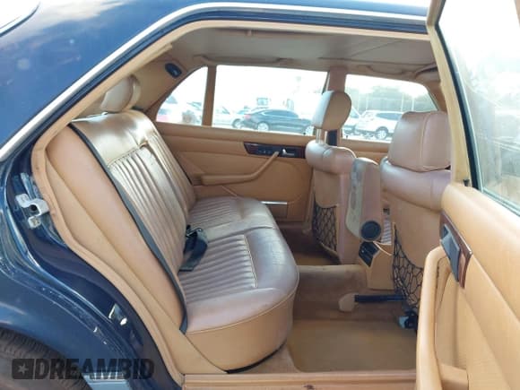 ✅ 1987 Mercedes-Benz 560 • VIN: WDBCA39D1HA321471 • Lot: 43694313. Listed on IAAI with 115,804 mi. Free auction sales archive from the USA and detailed vehicle history report at DreamBid. Image 8.