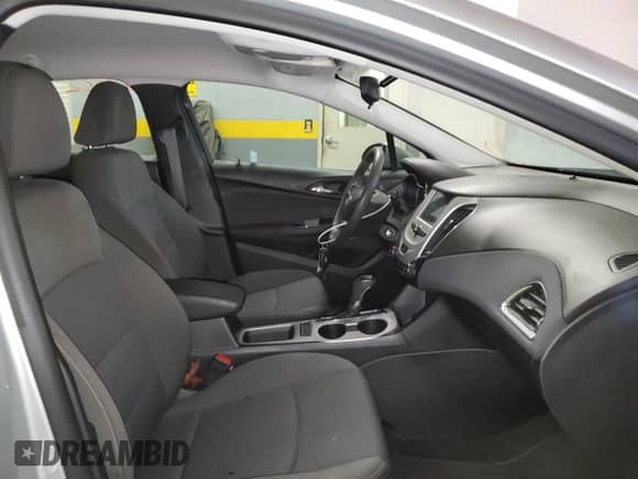 2018 Chevrolet Cruze LS z VIN 1G1BC5SM6J7230429, wystawiony jako Copart lot #67087282 z przebiegiem 19 362 mil mil oraz . Historia ofert i sprzedaży dostępna na DreamBid. Obrazek 5.