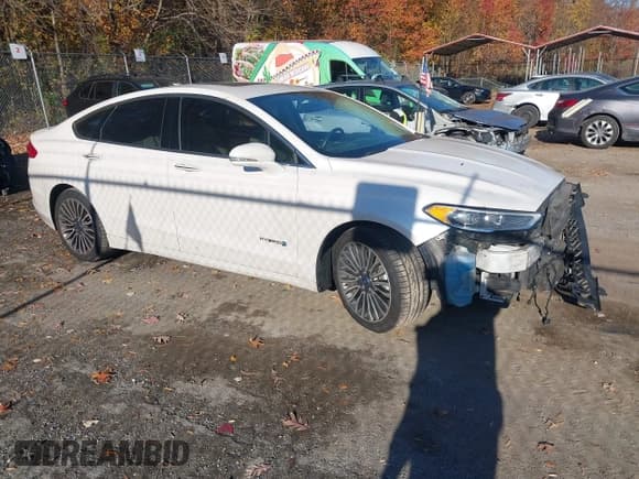 ✅ 2017 Ford Fusion Hybrid Platinum • VIN: 3FA6P0RU8HR260983 • Лот: 43672432. Опубликован ранее на IAAI с пробегом 173 888 миль. Бесплатный доступ к архиву аукционных продаж из США и подробный отчёт об истории автомобиля на DreamBid. Изображение 1.