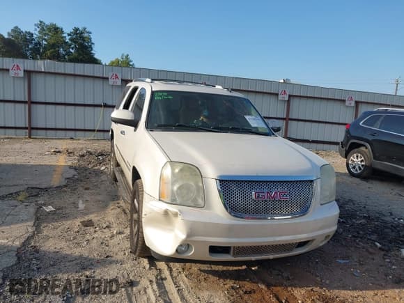 ✅ 2011 GMC Yukon Denali • VIN: 1GKS1EEF3BR176589 • Lot: 43146310. Listed on IAAI with 256,000 mi. Free auction sales archive from the USA and detailed vehicle history report at DreamBid. Image 1.