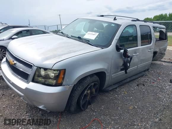 2014 Chevrolet Suburban LT z VIN 1GNSCJE0XER203597, wystawiony jako IAAI lot #42215407 z przebiegiem 186 556 mil mil oraz . Historia ofert i sprzedaży dostępna na DreamBid. Obrazek 2.