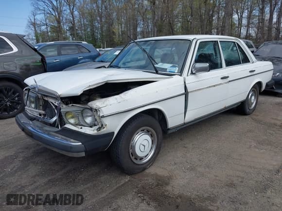 ✅ 1983 Mercedes-Benz 240 • VIN: WDBAB23A6DB379187 • Lot: 42003675. Wystawiony na IAAI z przebiegiem 61 941 mil. Bezpłatny archiwum sprzedaży aukcyjnych z USA i szczegółowy raport historii pojazdu na DreamBid. Zdjęcie 2.